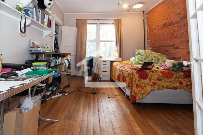 Building Photo - Nice, Affordable Brighton 5 Bed/2 Bath right off Beacon St for 9/1.  NO BROKER FEE!!!