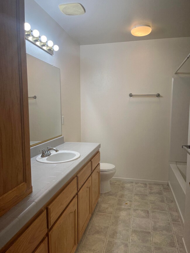 Building Photo - 950 Geneva Dr