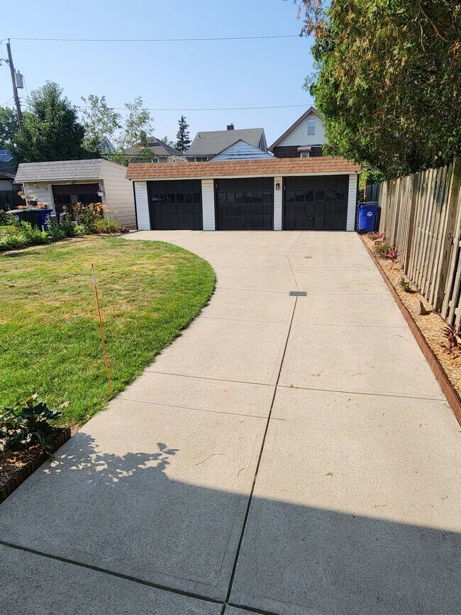 Building Photo - Newly Renovated 3-Bedroom Property in Prim...