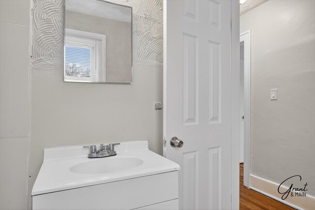 Building Photo - $1300 4 bedrooms