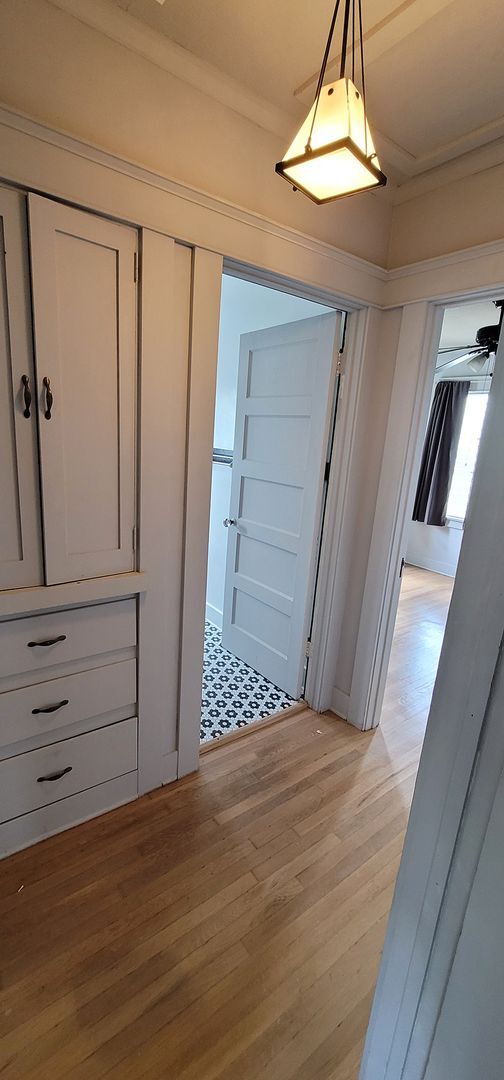 Building Photo - Glendale Awaits You