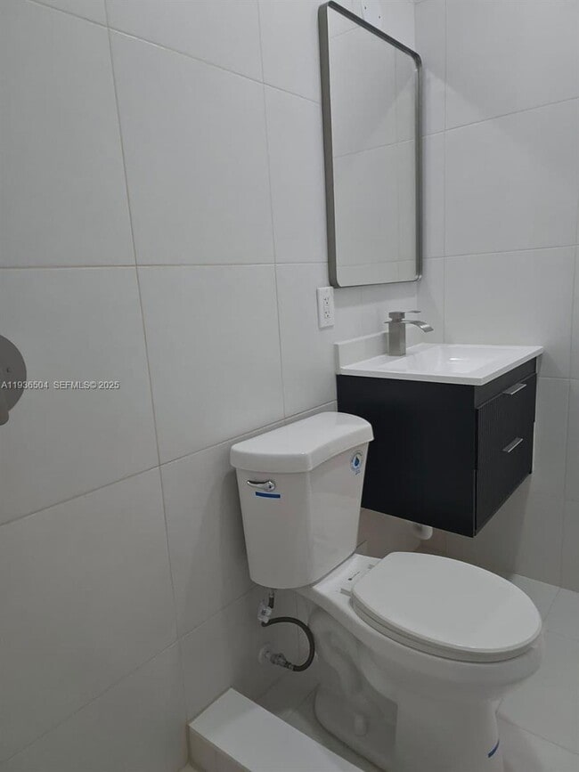 Building Photo - 14410 NE 5th Pl