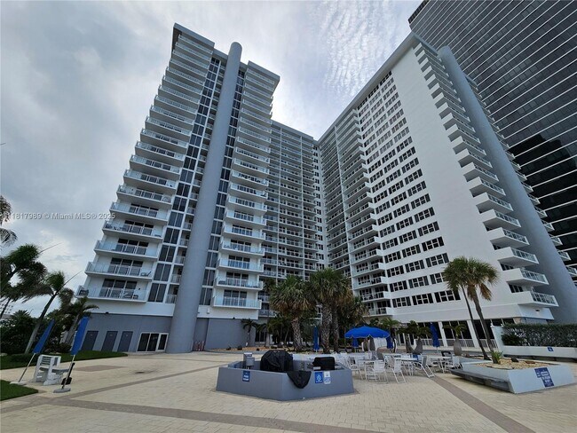 Building Photo - 2030 S Ocean Dr