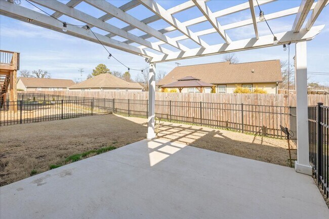 Building Photo - Your New Home! 3 Beds, 2.5 Baths, Hardwood Throughout, Fenced Back Yard, 3 Patios, + Community Pool!