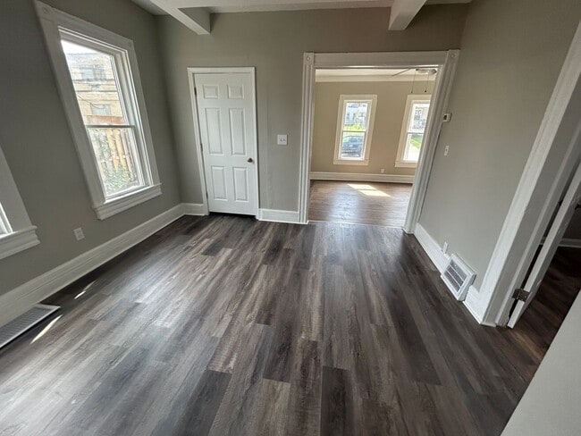 Building Photo - Welcome to this spacious 6-bedroom, 2-bathroom house located in the vibrant city of Cleveland
