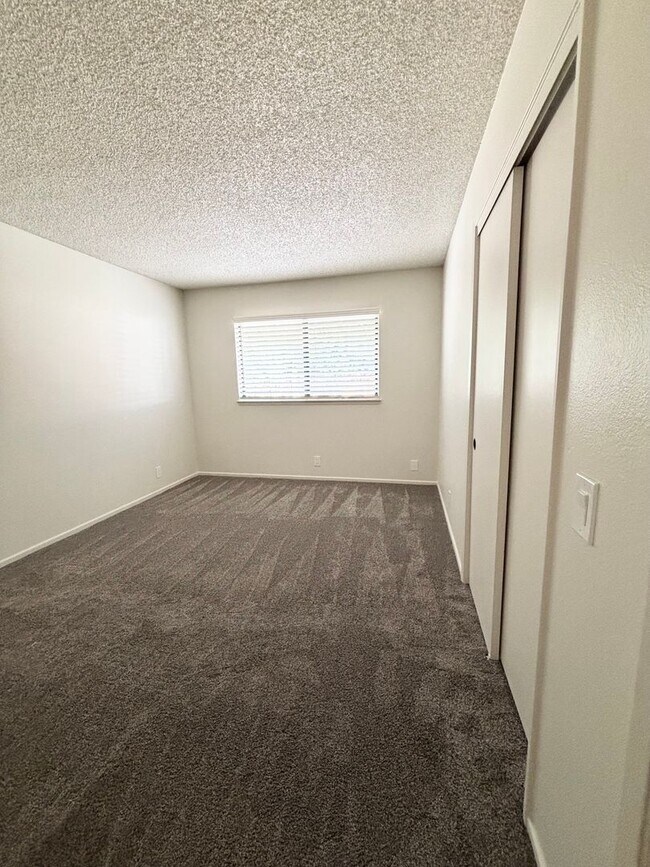 Building Photo - I412-420-P