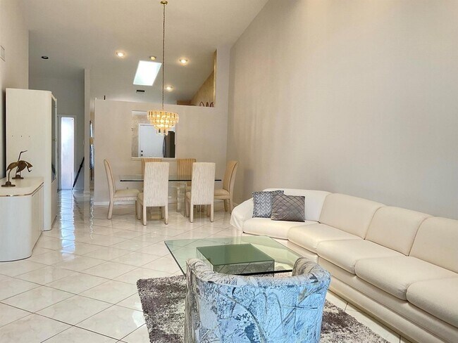 Building Photo - 5574 Royal Lake Cir