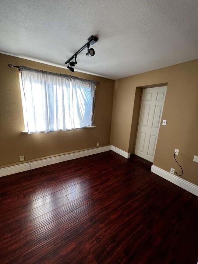 Building Photo - 419 Avalon Dr