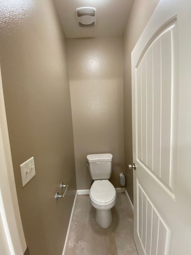 Building Photo - NW Visalia Home Available now, October SPE...