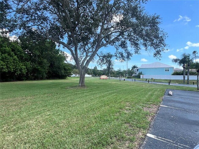 Building Photo - 9000 Commodore Dr