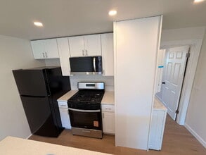 Building Photo - Modern Open Concept1 Bed + 1 Bath Upstairs Unit + In-Unit Laundry + AC