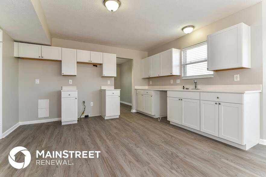 Building Photo - 6415 Hollingsworth Dr