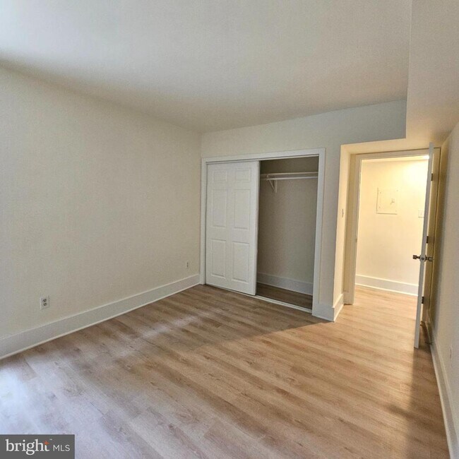 Building Photo - 5821 Royal Ridge Dr