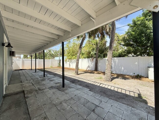 Building Photo - 867 Mandalay Ave
