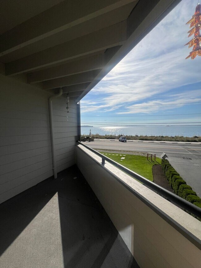 Building Photo - 2Bd 2Ba Waterfront Mariners Cove Condo in ...