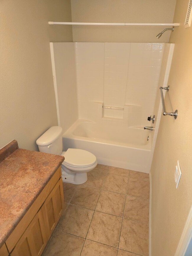 Building Photo - Westside Arbors Condo 2bd, 2ba - Students ...