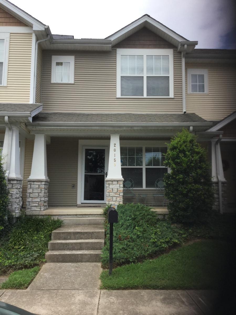 Cute porch with a nice Screen/Storm Door. Lets in lots of good light. - 2015B Beech Avenue