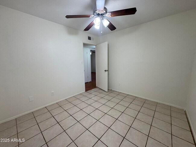 Building Photo - 5021 W Mercer Ln
