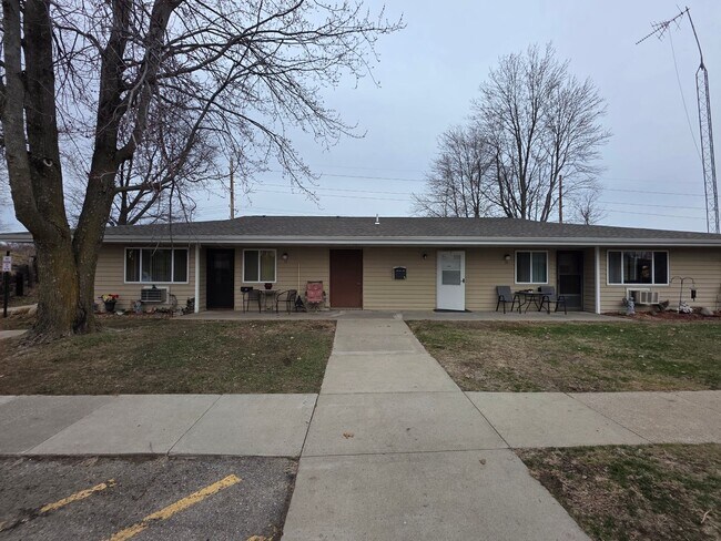 Building Photo - 1409 Belle Plaine