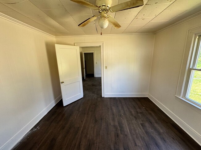 Building Photo - 2/1 with extra space in Uptown Shelby, NC