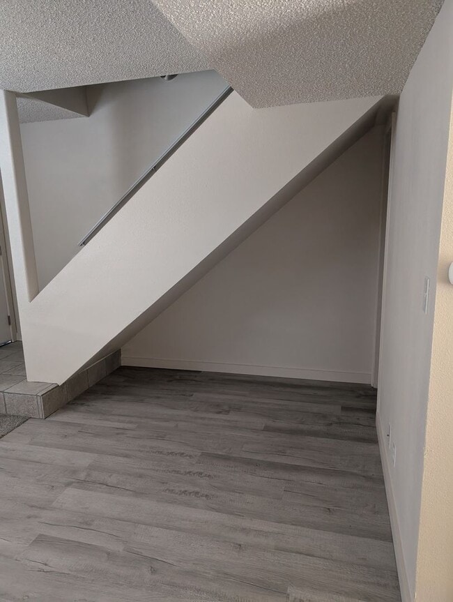 Building Photo - Newly Remodeled Townhouse