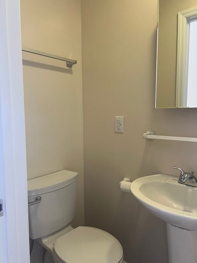 Building Photo - 408 Snow St