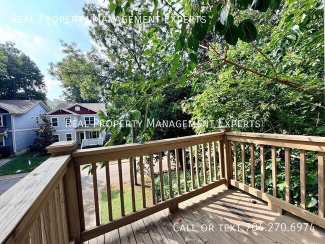 Building Photo - 319 Woodvale Pl