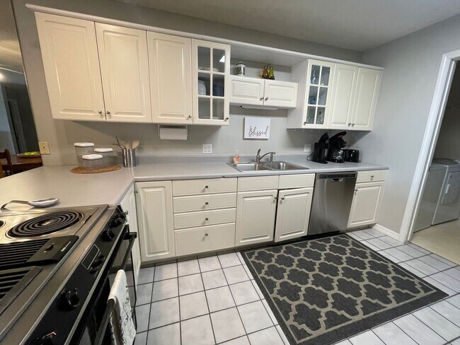 Building Photo - Furnished 2 bedroom 2 bath