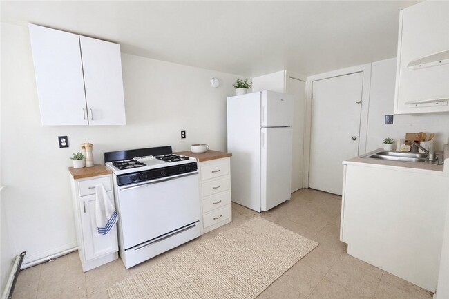 Building Photo - 130 E Elisha St