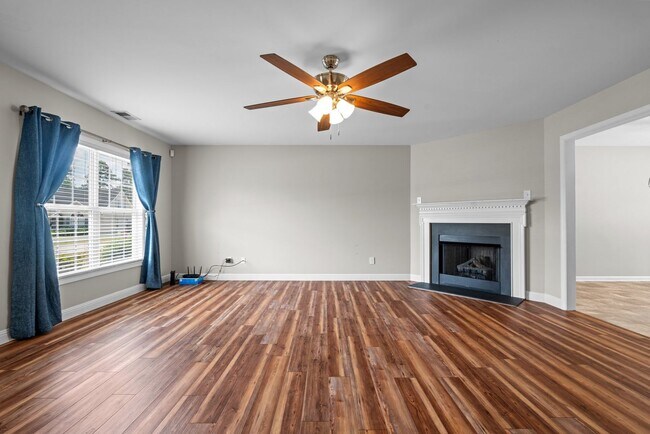 Building Photo - 3 Bed 2 Bath Convenient to Fayetteville an...