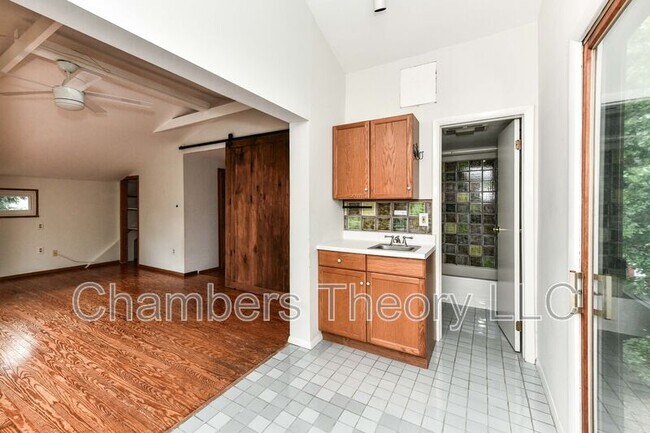 Building Photo - 419 S Barton St