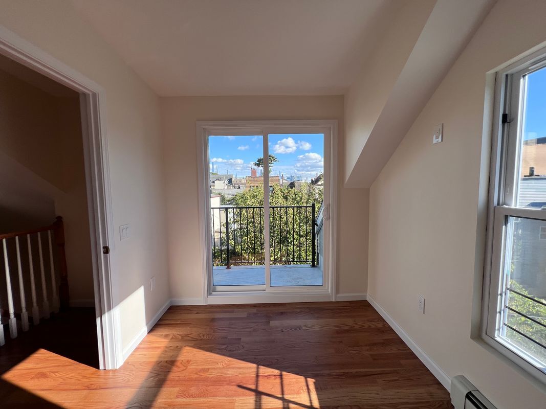 Building Photo - 409 41st St