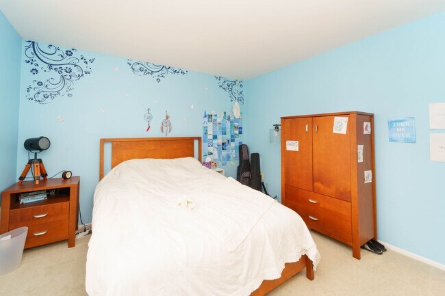 Building Photo - Meticulously Maintained 4 BR 2.5 BA Home in Burke, VA