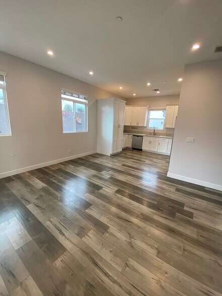 Building Photo - 3955 S Budlong Ave