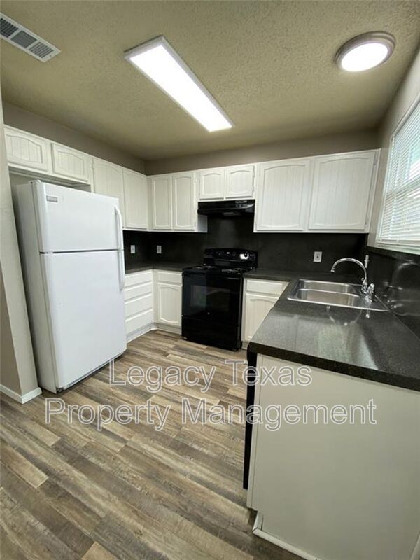 Building Photo - 1608 Sun Valley Dr
