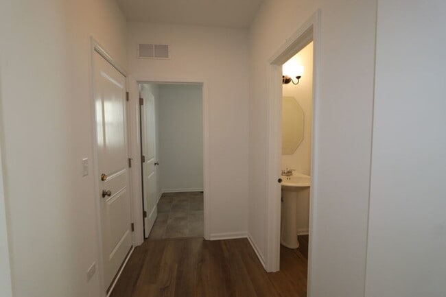 Building Photo - 608 Henry Ln