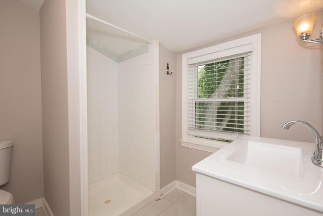 Building Photo - 732 N Tyson Ave