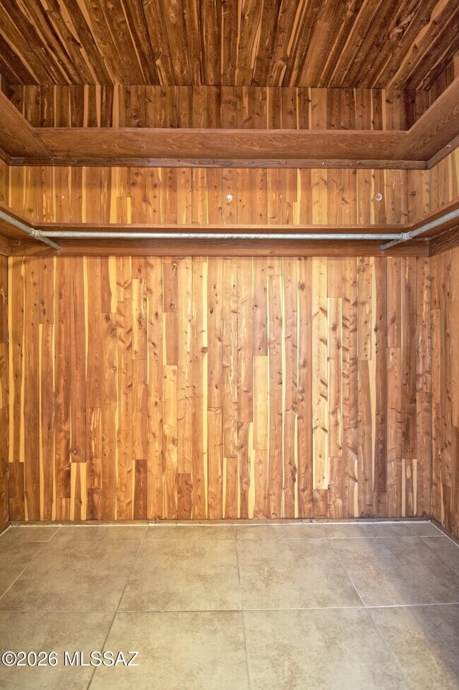 Building Photo - 1604 E 10th St