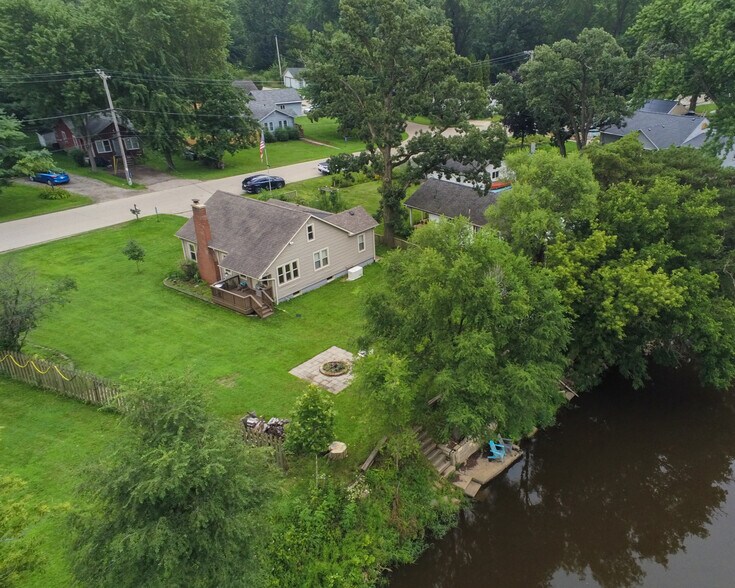 Building Photo - 7910 Shorewood Dr