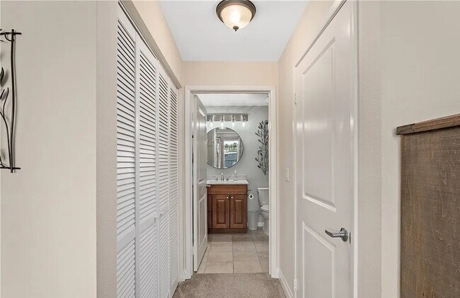 Building Photo - Bright & Spacious Unit with Natural Light