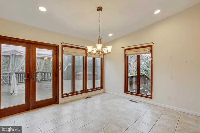 Building Photo - 9801 Clydesdale St