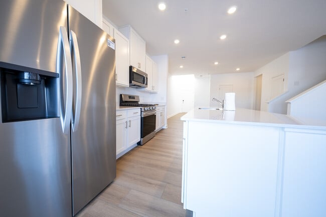 Building Photo - 2255 Tyrone Dr