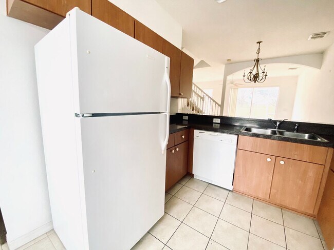 Building Photo - Beautiful 3 BD / 2.5 BA Townhome