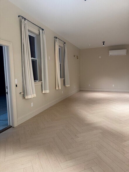 Building Photo - 319 W 9th St