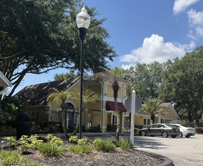 Building Photo - 2013 Dixie Belle Dr