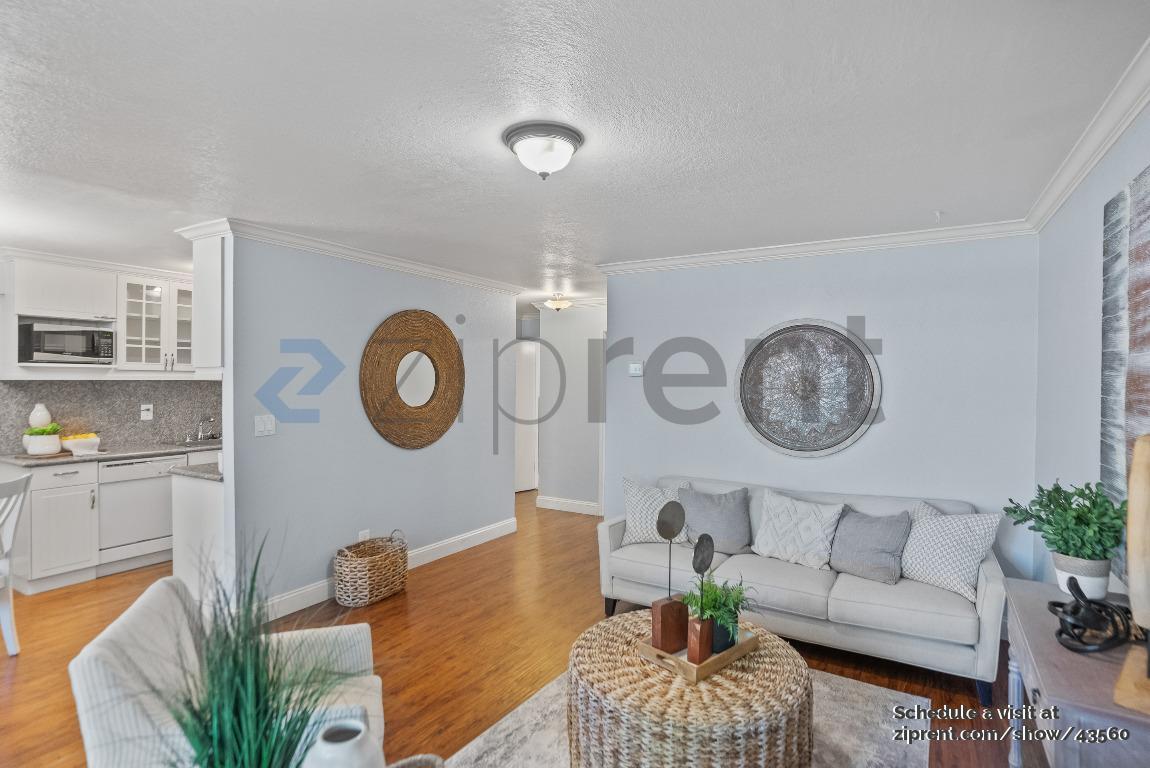 Building Photo - 2131 Northwood Cir
