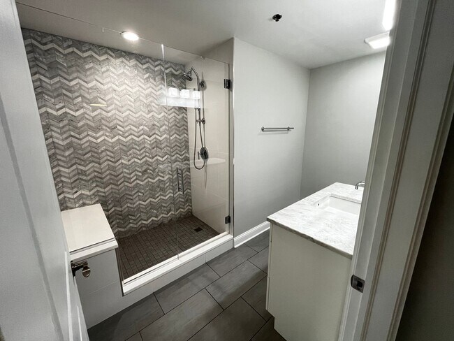 Building Photo - Turnkey Luxury 2BR Residence | Fully Renovated | Garage Parking | Prime Downtown River North / St...