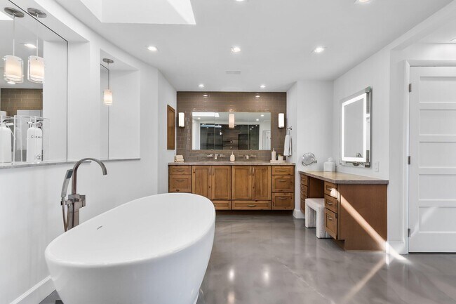 Building Photo - 2155 S Ocean Blvd