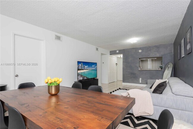 Building Photo - 8885 Fontainebleau Blvd