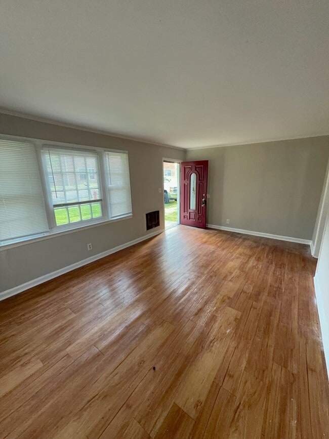 Building Photo - 1613 Dorchester Ave